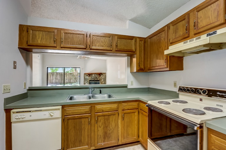 Photo 31 of 32 - 3846 Union Pacific Dr E, Jacksonville, FL 32246
