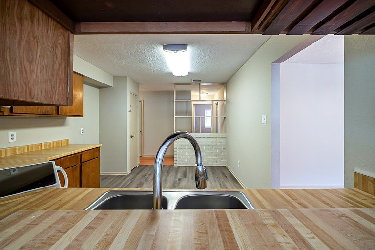 Photo 9 of 32 - 105 Greenshire Dr, League City, TX 77573