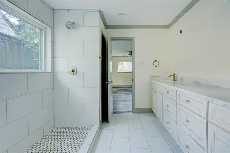 Photo 20 of 27 - 7919 Fairdale Ln, Houston, TX 77063