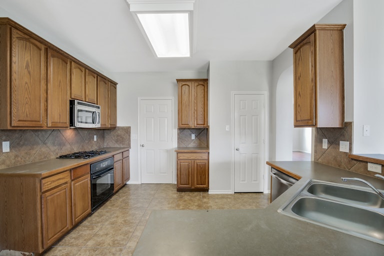 Photo 10 of 25 - 10045 Voss Ave, Fort Worth, TX 76244