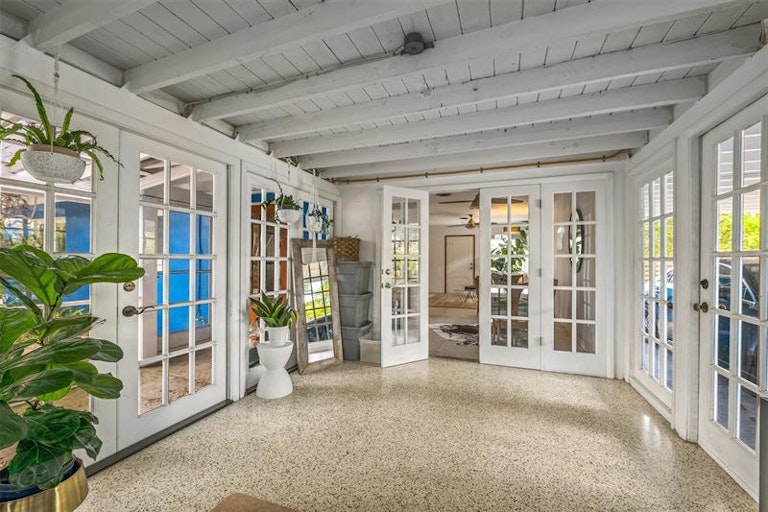 Photo 18 of 63 - 2106 Temple St, Sarasota, FL 34239