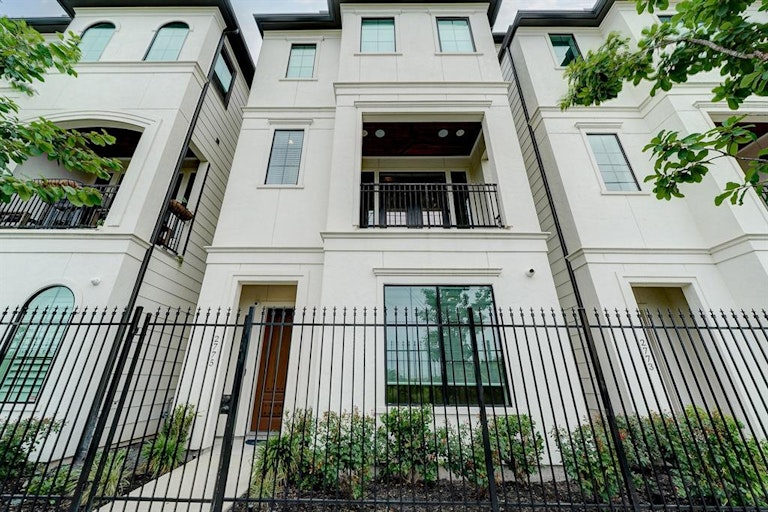 Photo 1 of 49 - 2775 Freund St, Houston, TX 77003