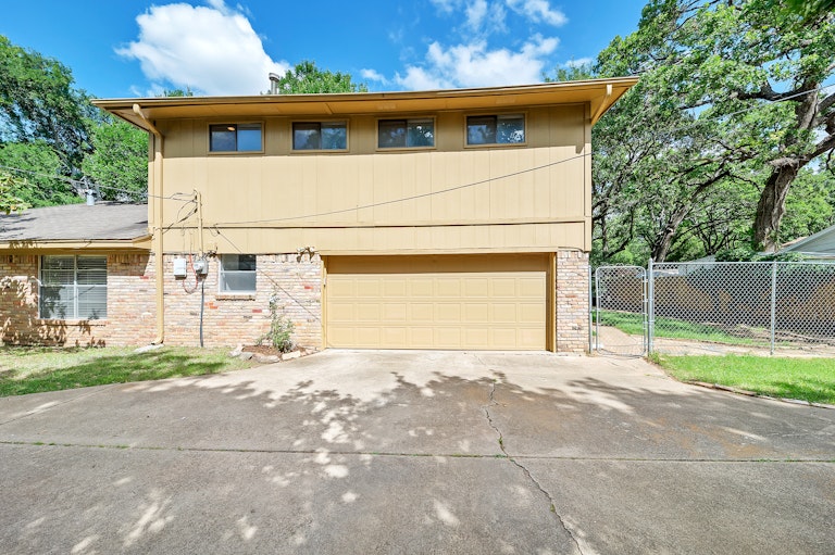 Photo 36 of 37 - 2317 Sunnyvale Rd, Grand Prairie, TX 75050