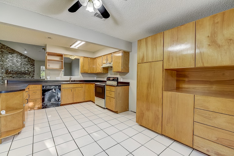 Photo 6 of 42 - 7517 Evergreen Dr, Watauga, TX 76148