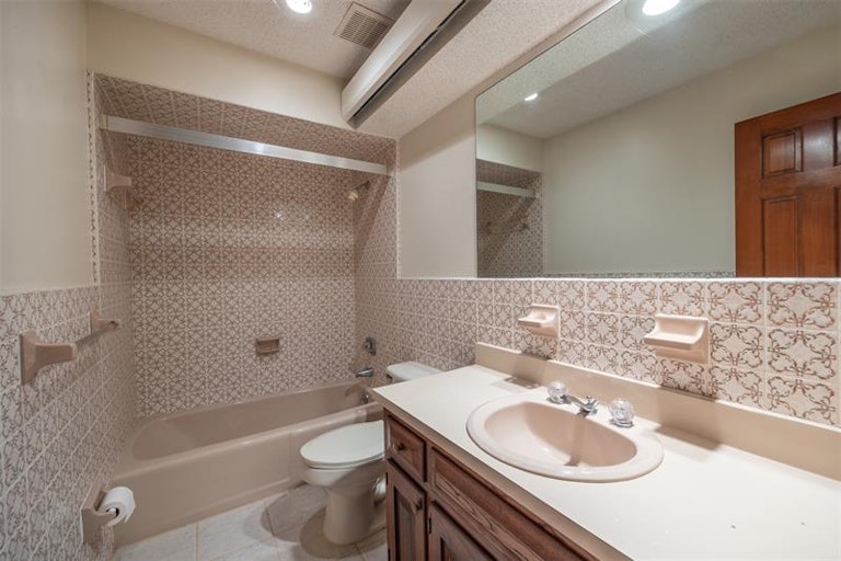 Photo 50 of 64 - 1401 N Riverhills Dr, Temple Terrace, FL 33617