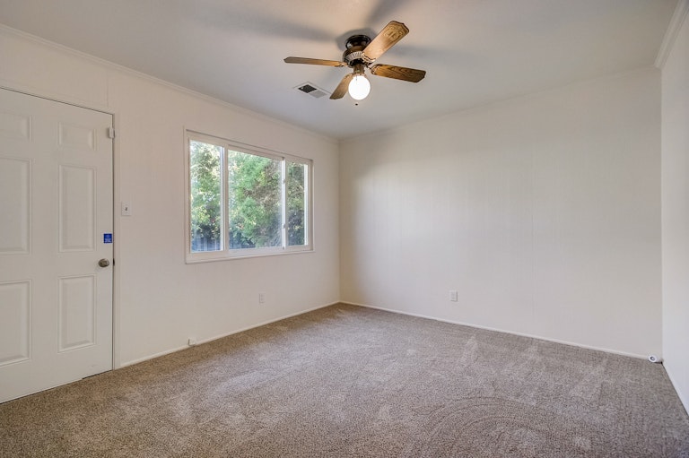 Photo 13 of 23 - 541 W D St S, Dixon, CA 95620