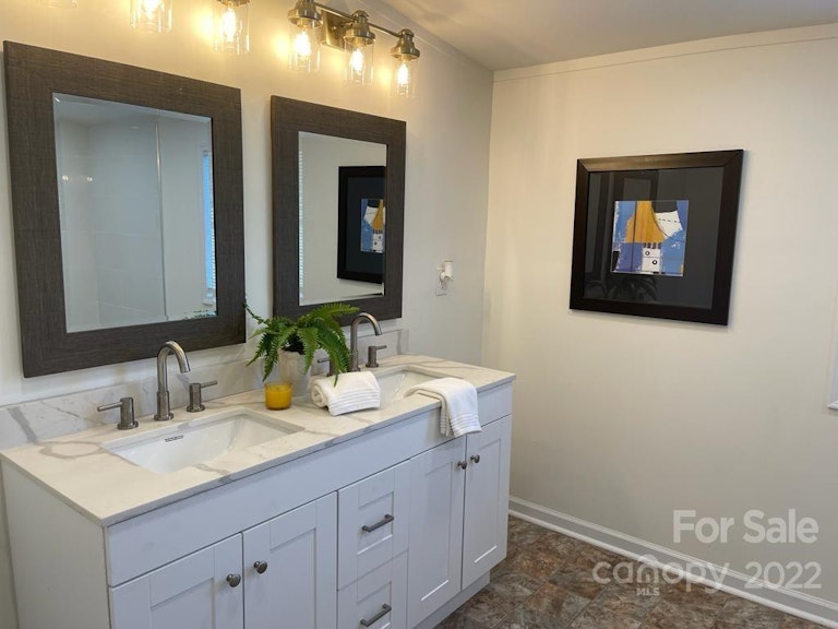 Photo 14 of 28 - 6036 Frazier Dr, Davidson, NC 28036
