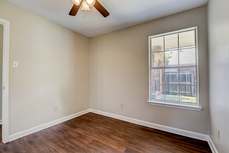 Photo 21 of 37 - 9032 Elbe Trl, Fort Worth, TX 76118