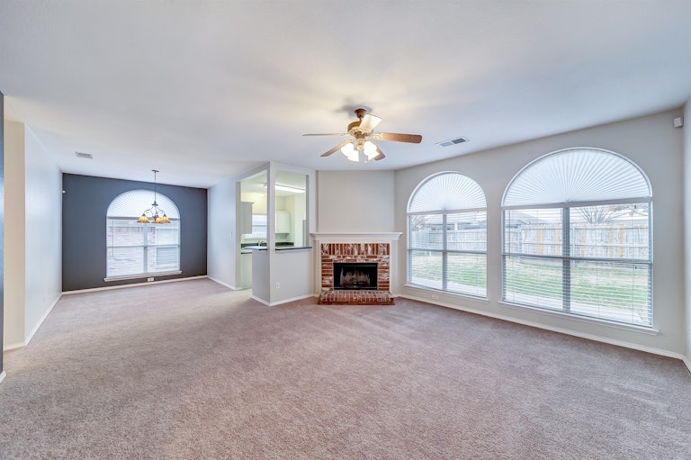 Photo 12 of 26 - 1020 Havenbrook Dr, Arlington, TX 76001