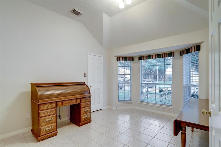 Photo 5 of 31 - 4911 Falling Oak Ct, Pasadena, TX 77505