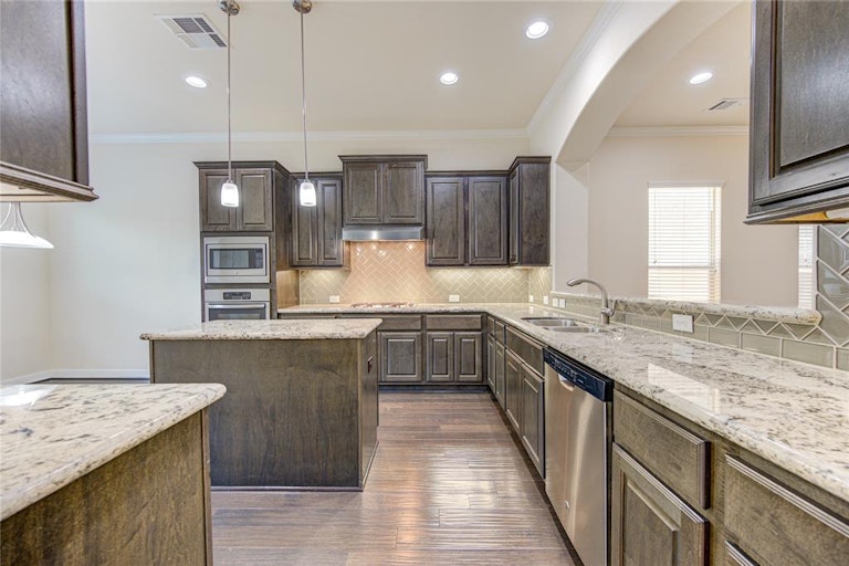 Photo 13 of 34 - 2811 Shadow Woods Ct, Houston, TX 77043
