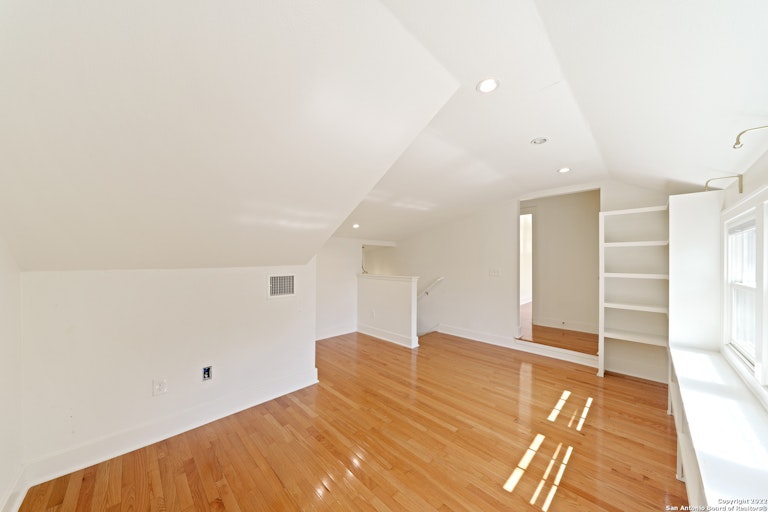 Photo 24 of 39 - 347 E Huisache Ave, San Antonio, TX 78212