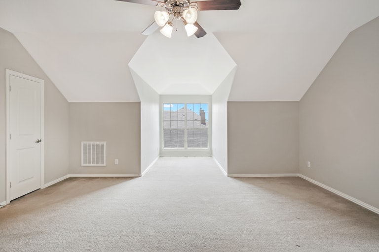 Photo 21 of 27 - 11925 Sundog Way, Fort Worth, TX 76244