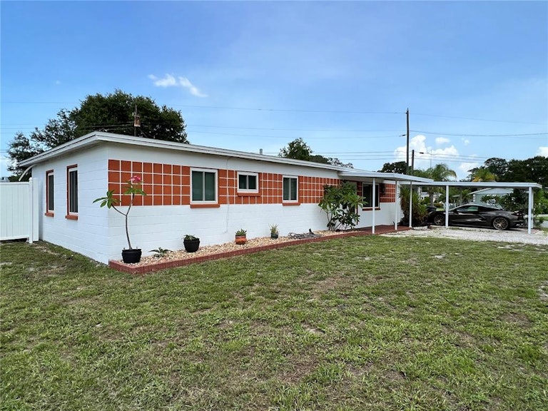 Photo 2 of 25 - 7501 17th Ln N, Saint Petersburg, FL 33702