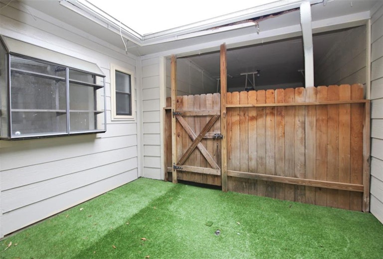 Photo 24 of 28 - 727 Bunker Hill Rd #40, Houston, TX 77024