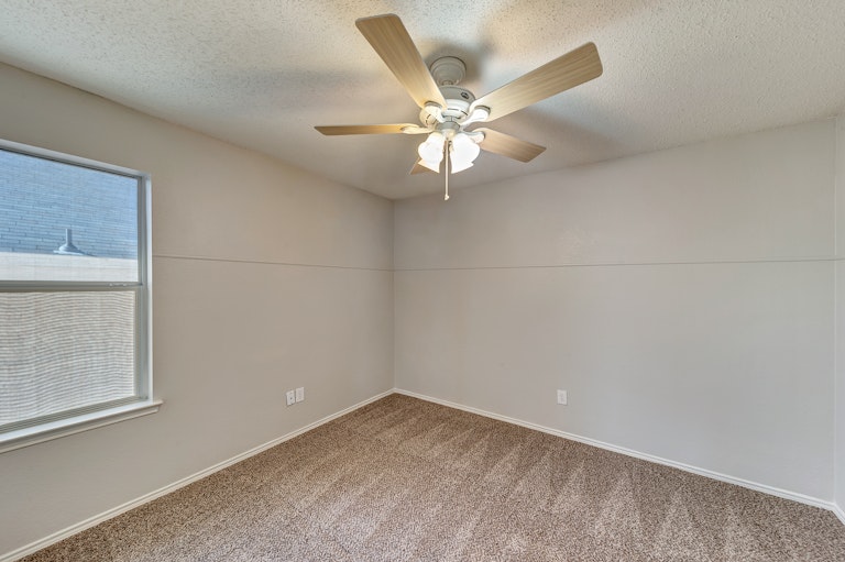 Photo 21 of 27 - 909 Ryanfield Ct, Burleson, TX 76028