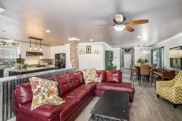 Photo 9 of 34 - 5901 Westgate Dr, Fort Worth, TX 76179