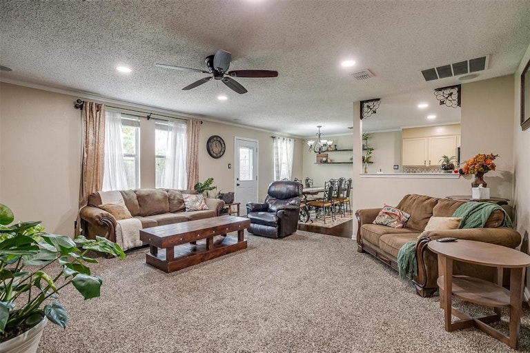 Photo 14 of 33 - 1235 Scarlet Sage Pkwy, Burleson, TX 76028