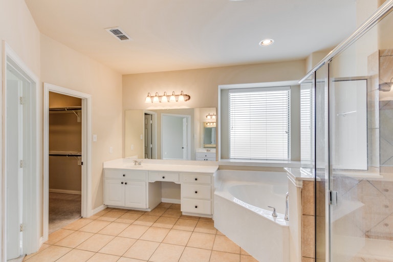 Photo 20 of 38 - 1716 Lake Wood Trl, Little Elm, TX 75068