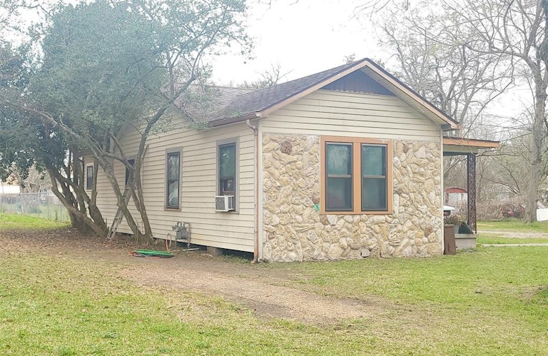 Photo 2 of 6 - 203 S 6th St, Highlands, TX 77562