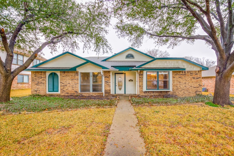 Photo 1 of 23 - 505 Country View Ln, Garland, TX 75043
