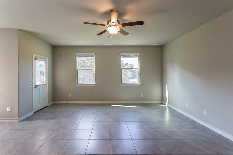 Photo 5 of 22 - 5602 Burr Blf, San Antonio, TX 78266