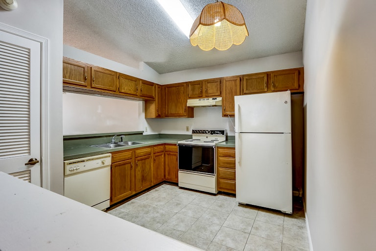 Photo 30 of 32 - 3846 Union Pacific Dr E, Jacksonville, FL 32246