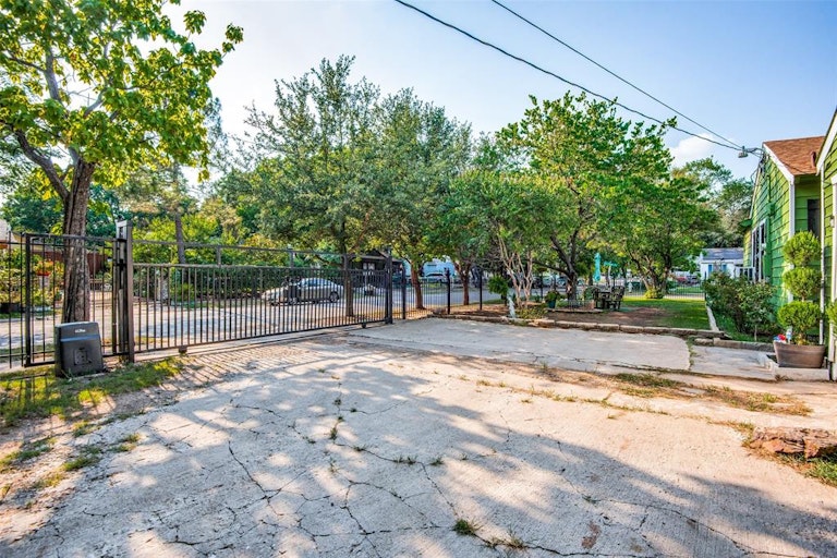 Photo 25 of 25 - 8602 Cherrybrook Dr, Dallas, TX 75217