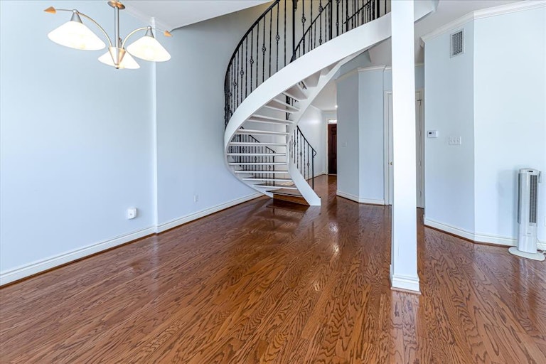Photo 4 of 47 - 2828 Bering Dr, Houston, TX 77057