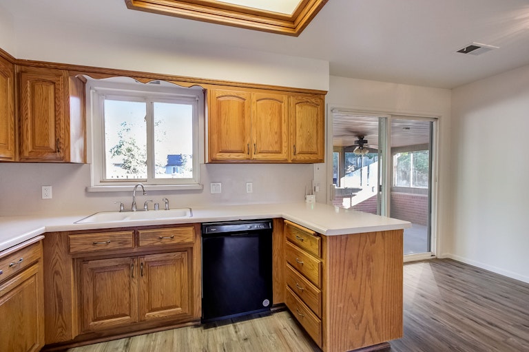Photo 9 of 23 - 541 W D St S, Dixon, CA 95620