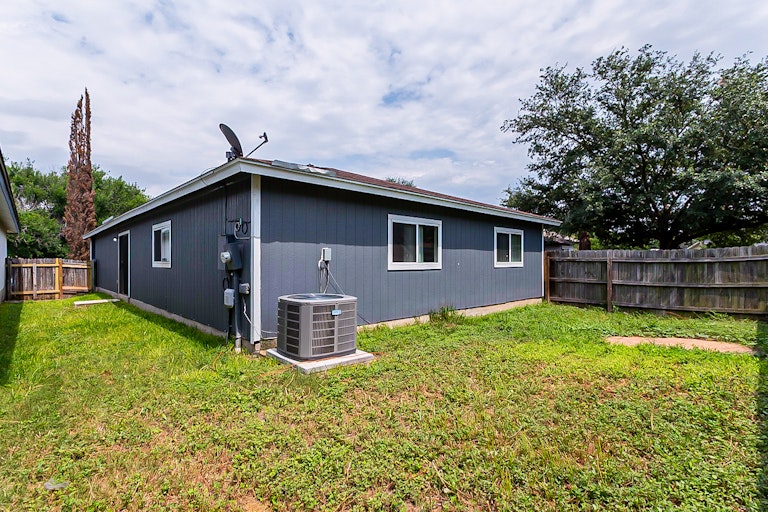 Photo 7 of 16 - 8147 Easy Meadow Dr, Converse, TX 78109