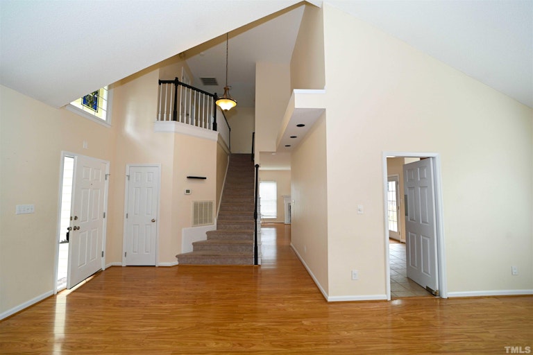 Photo 5 of 27 - 102 Lewey Stone Ct, Cary, NC 27519