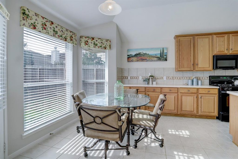 Photo 16 of 31 - 4911 Falling Oak Ct, Pasadena, TX 77505