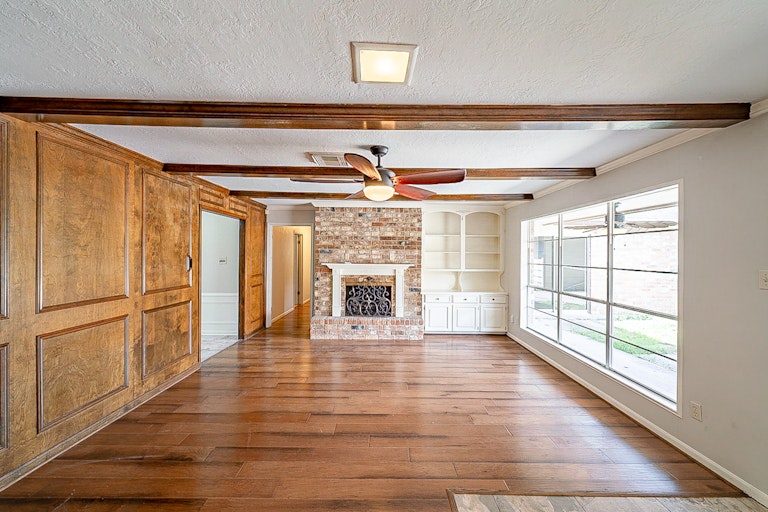 Photo 5 of 34 - 15802 Hollytree Dr, Houston, TX 77068