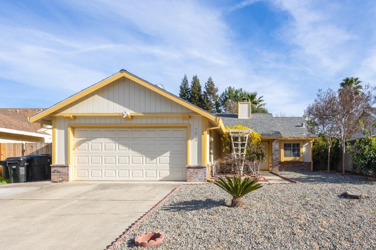 Photo 2 of 38 - 5030 Strasbourg Way, Sacramento, CA 95842
