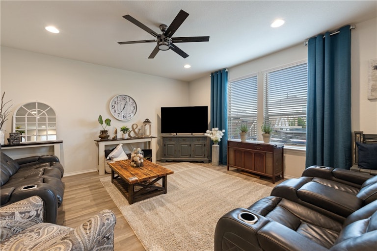 Photo 6 of 37 - 1517 Cliffbrake Way, Georgetown, TX 78626
