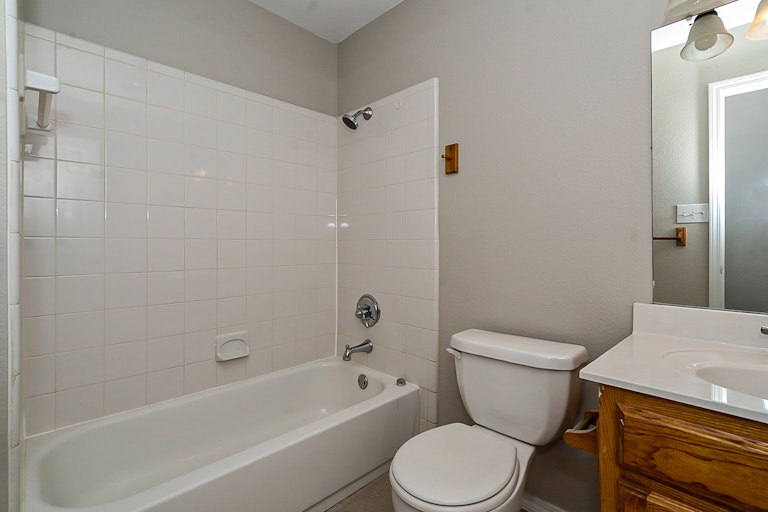 Photo 6 of 18 - 5605 Baker Dr, The Colony, TX 75056