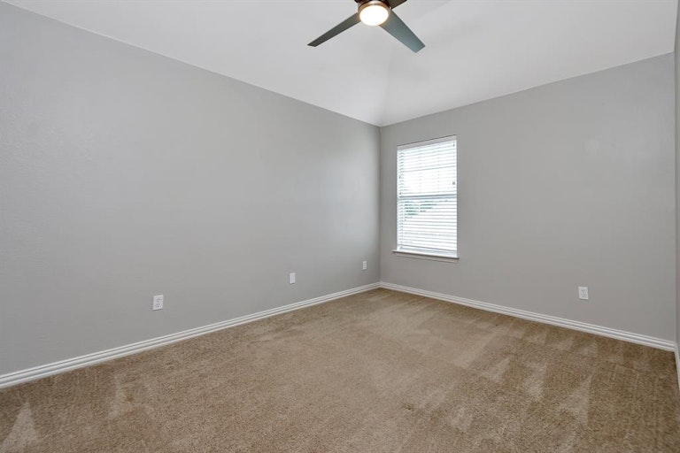Photo 27 of 40 - 215 Durango Dr, Roanoke, TX 76262