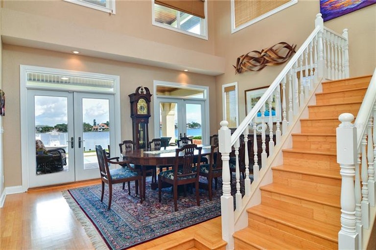 Photo 5 of 25 - 329 Bayview Dr NE, Saint Petersburg, FL 33704