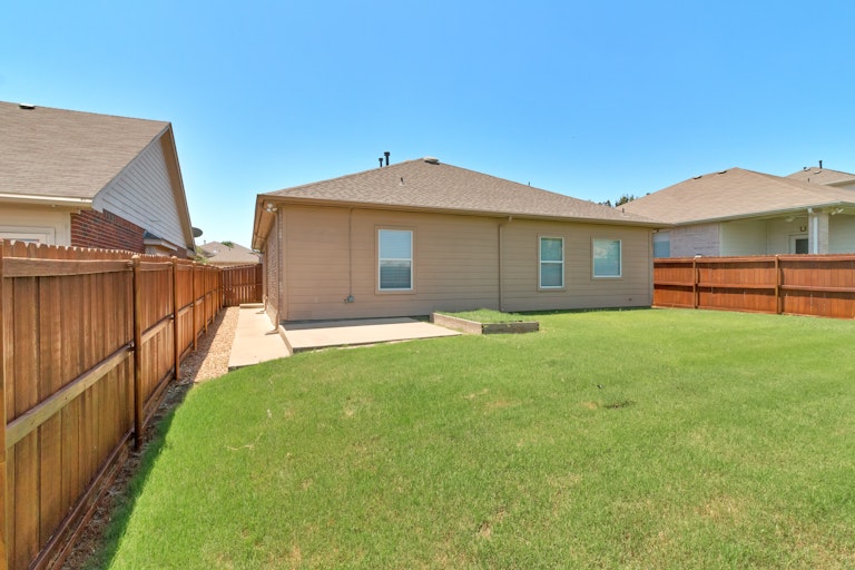 Photo 5 of 21 - 2709 Bull Shoals Dr, Fort Worth, TX 76131