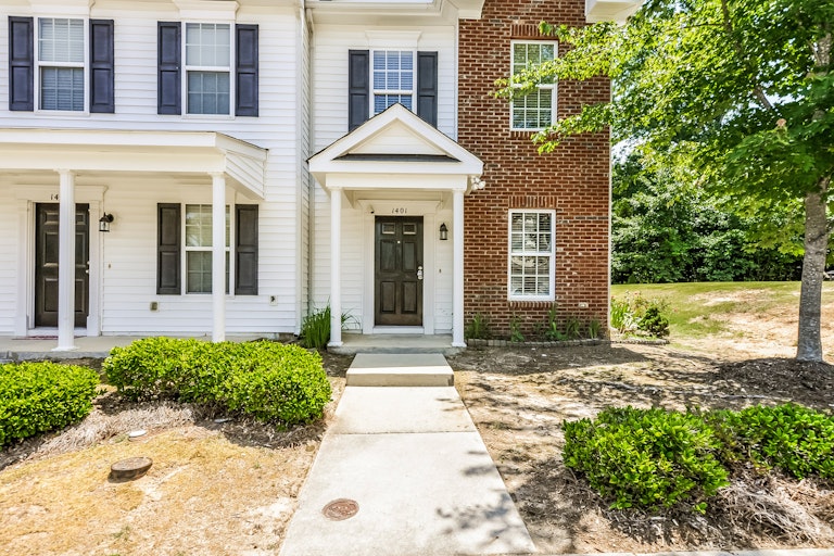 Photo 2 of 25 - 1401 Plexor Ln, Knightdale, NC 27545