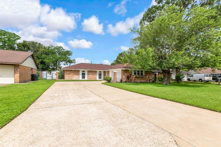 Photo 2 of 22 - 9511 Kell Cir, Houston, TX 77040
