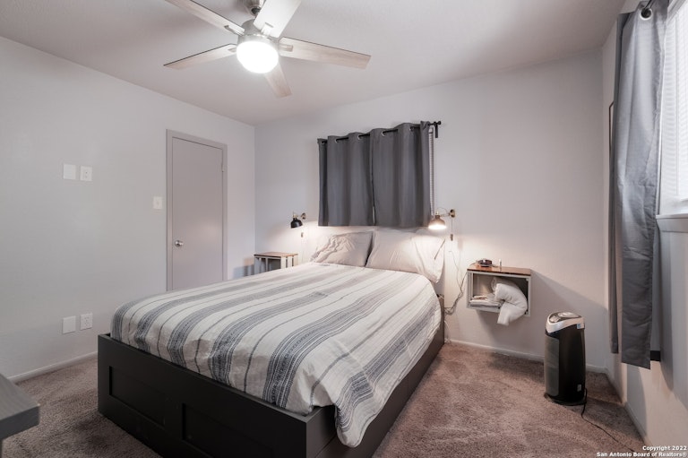 Photo 13 of 22 - 7434 Fieldgate Dr, San Antonio, TX 78227