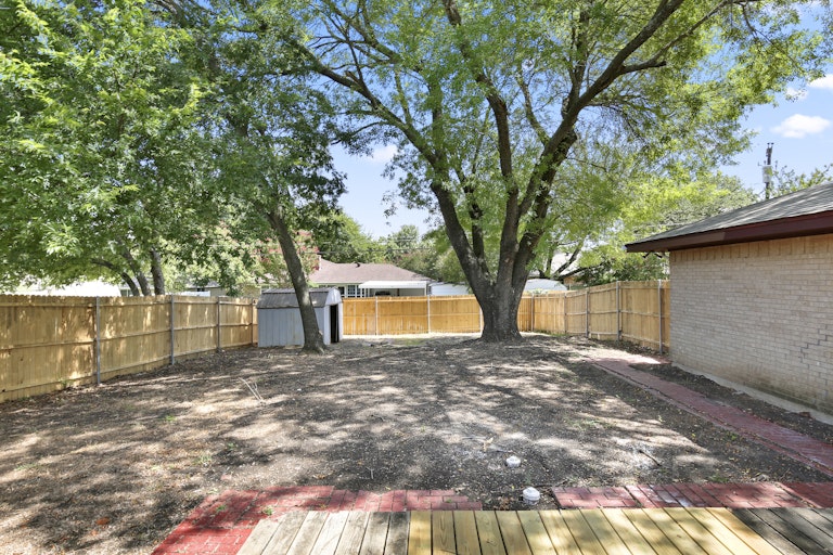 Photo 5 of 26 - 142 Bailey Dr, Desoto, TX 75115