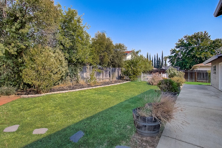 Photo 13 of 35 - 8208 Newbridge Way, Citrus Heights, CA 95610