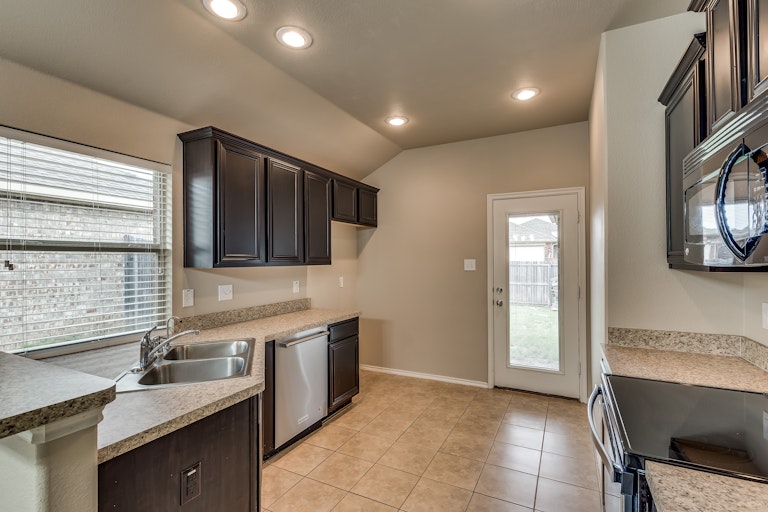 Photo 10 of 25 - 1308 Land Oak Rd, Royse City, TX 75189
