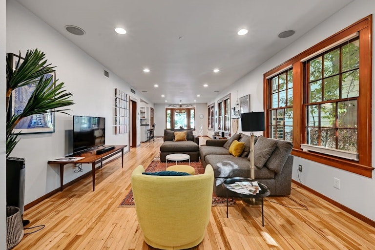 Photo 4 of 28 - 1207 Alta Vista Ave, Austin, TX 78704