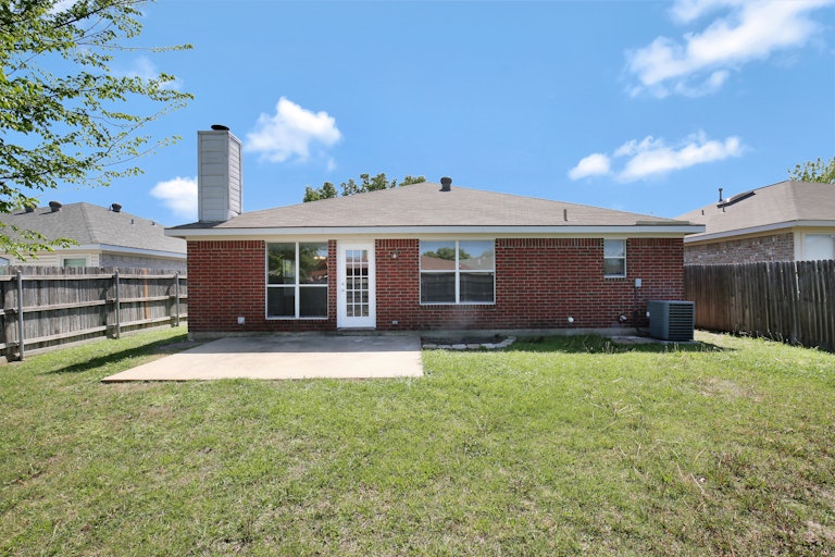 Photo 4 of 24 - 1829 Overland St, Fort Worth, TX 76131