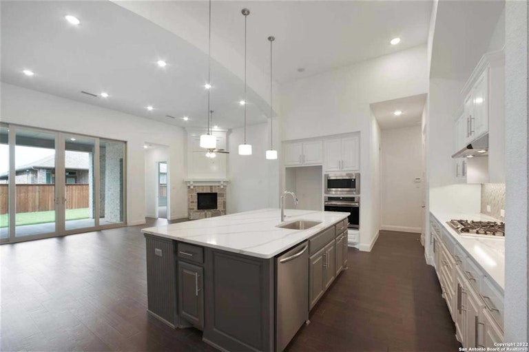 Photo 7 of 25 - 1915 Privet Rd, New Braunfels, TX 78132