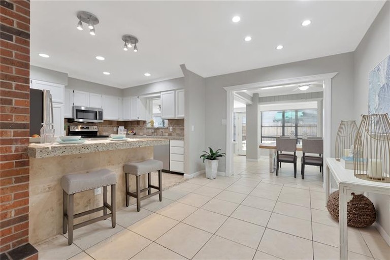 Photo 12 of 52 - 2302 S Arrawana Ave, Tampa, FL 33629